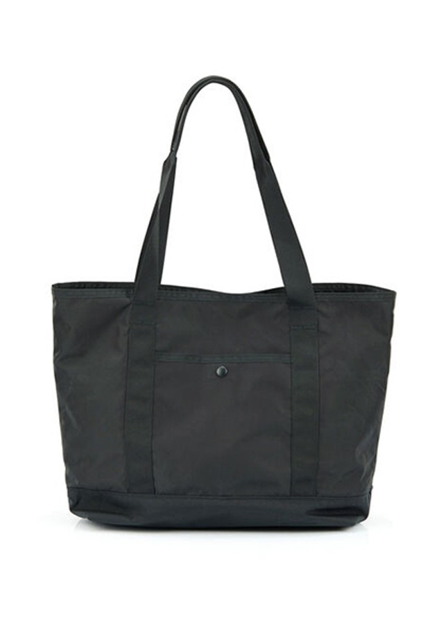 그레고리 마이티토트V2 - 블랙 (08J29552)는 일상과 여행에 모두 적합한, 여성용 미디엄 사이즈 토트백입니다. 튼튼한 나일론 소재의 무지 디자인으로, 블랙 컬러가 어떤 스타일에도 잘 어울립니다. 가죽 지퍼풀로 포인트를 주었으며, 내부 메쉬 포켓과 패딩 바닥, 총 7개의 포켓(외부 4개, 내부 3개)으로 수납력을 높였습니다. 20L 용량으로 넉넉한 수납이 가능하며, 클래식, 미니멀, 캐주얼 스타일의 여행룩, 출근룩에 모두 활용할 수 있습니다. 아웃도어 기능성을 갖춘, 강화된 바닥과 편리한 핸들 디자인 또한 특징입니다.
