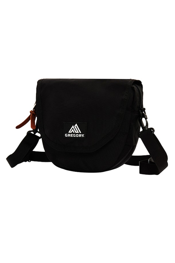 그레고리 래핑 숄더 크로스백 - 블랙 (08J29421)은 여성용 미디엄 사이즈 크로스백입니다. 블랙 컬러의 무지(無地) 디자인에 플랩과 디링 장식이 돋보이며, 나일론 소재로 제작되어 내구성이 뛰어납니다. 2.5L 용량으로 넉넉한 수납이 가능하며, 내부 포켓과 플랩형 잠금 방식으로 실용성을 더했습니다.