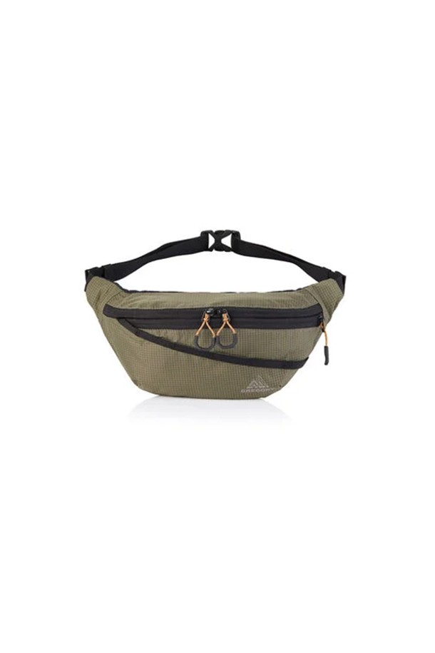 웨이스트팩 AL - KHAKI (HQ494007)는 여성용 미니 사이즈 웨이스트백/힙색입니다. 카키와 블랙 두 가지 색상으로 제공되며, 가볍고 튼튼한 나일론 소재를 사용하여 일상, 하이킹, 러닝 등 다양한 용도로 활용할 수 있습니다. 스포티하고 캐주얼한 스타일로, 데이지 체인, 내부 슬리브, 전면 포켓 등의 특징을 갖추고 있습니다. 지퍼형과 버클형 잠금방식으로 내용물을 안전하게 보관할 수 있으며, 러닝룩에 잘 어울리는 미니멀한 디자인이 돋보입니다.
