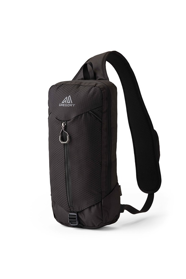 나노 슬링백 - OPTIC BLACK 아웃도어 가방 (43J69042)은 미디엄 사이즈, 무지 디자인의 남성용 슬링백입니다. 블랙 컬러의 나일론 소재로 제작되어 튼튼하고, 가볍게 사용하기 좋습니다. 가방은 사각 형태로, 지퍼로 잠금 방식을 채택하여 소지품을 안전하게 보호합니다. 일상 및 아웃도어 활동에 적합하며, 크로스백 또는 슬링백 형태로 착용 가능하며, 사이즈 조절이 가능합니다. 미니멀, 시티보이 스타일을 연출하기에 좋습니다.
