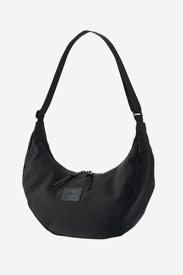 그레고리 래핑 숄더 L - BLACK BALLISTIC(08J09600)은 여성용 숄더백으로, 튼튼한 나일론 소재와 무지 블랙 컬러가 특징입니다. 라지 사이즈의 반원 형태 가방으로, 지퍼형 잠금 방식과 슬림백 스타일, 상단 더블 지퍼, 조절 가능한 숄더 스트랩을 갖춰 멀티 용도로 활용 가능합니다. 세련된 디자인과 실용성을 겸비하여 데일리룩에 포인트 아이템으로 활용하기 좋습니다.
