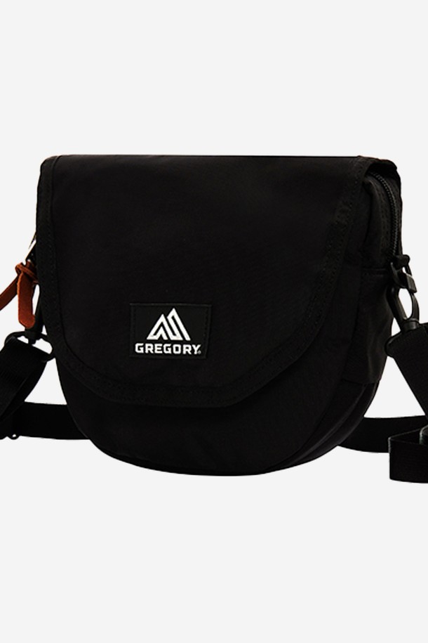 그레고리 래핑 숄더 크로스백 - 블랙 (08J29421)은 여성용 미디엄 사이즈 크로스백입니다. 블랙 컬러의 무지(無地) 디자인에 플랩과 디링 장식이 돋보이며, 나일론 소재로 제작되어 내구성이 뛰어납니다. 2.5L 용량으로 넉넉한 수납이 가능하며, 내부 포켓과 플랩형 잠금 방식으로 실용성을 더했습니다.