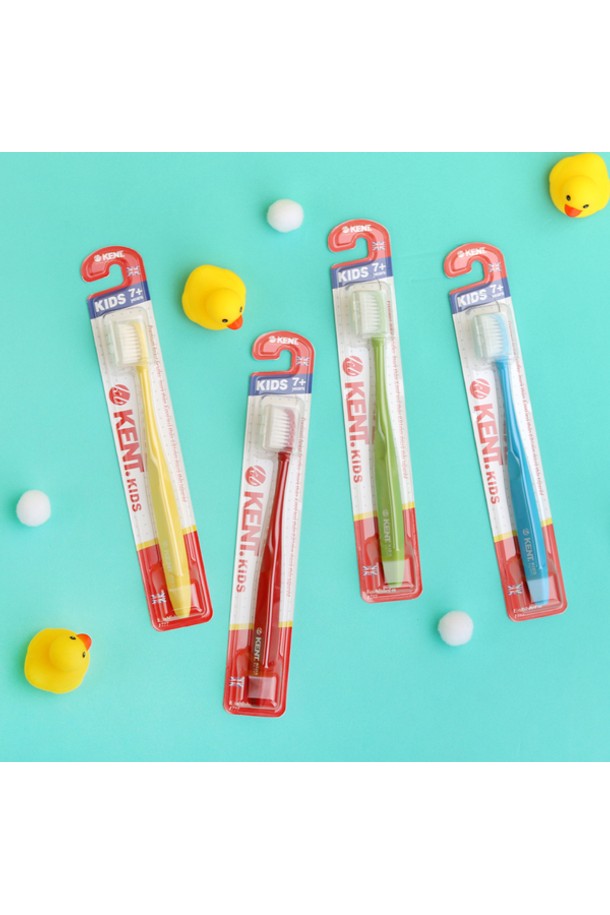 NEW 켄트키즈칫솔 1세트(4개)는 5세부터 10세 어린이들의 구강 위생을 위한 칫솔 세트입니다. 플라스틱 소재로 제작되었으며, 칫솔 4개가 한 세트로 구성되어 있습니다. 칫솔은 레드, 블루, 그린, 옐로우 4가지 색상으로 제공되어 아이들이 좋아하는 색상을 선택할 수 있습니다. 어린이용 칫솔 세트로, 세트 구성으로 경제적이며 실용적입니다. 치아 세정에 도움을 주는 제품입니다.
