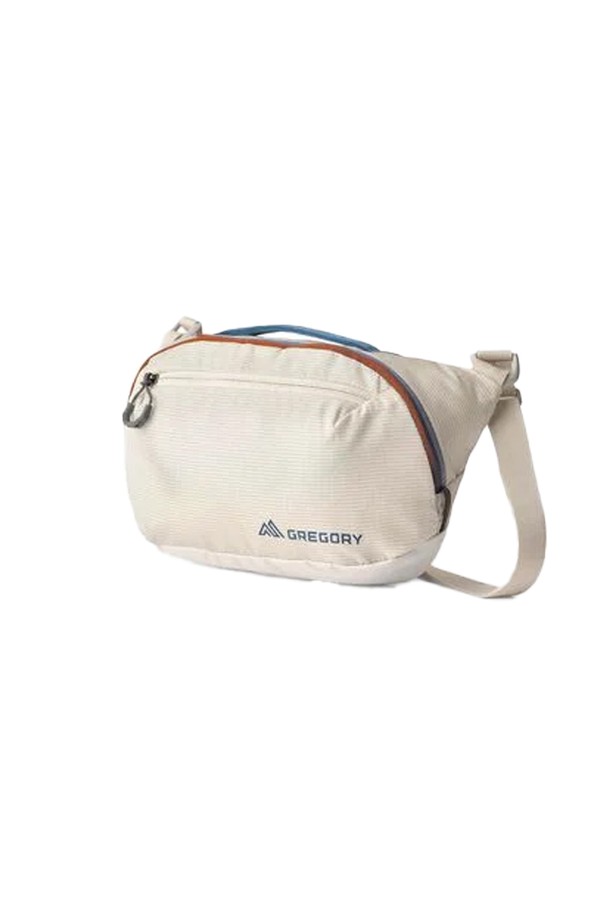 나노 숄더백 - CHALK WHITE (43J05041)는 가볍고 실용적인 남성용 미니 숄더백입니다. 산책룩, 여행룩과 같은 TPO에 맞춰 캐주얼, 미니멀, 시티보이 스타일을 연출하기 좋습니다. 부드러운 화이트 색상의 무지 디자인으로, 3.5L의 넉넉한 수납 공간을 제공하며, 크로스바디 형태로 편안하게 착용할 수 있습니다. 외부 포켓과 지퍼형 잠금 방식으로 실용성을 더했으며, 일상 및 하이킹 등 다양한 활동에 활용하기 좋은 나일론 소재의 가방입니다.
