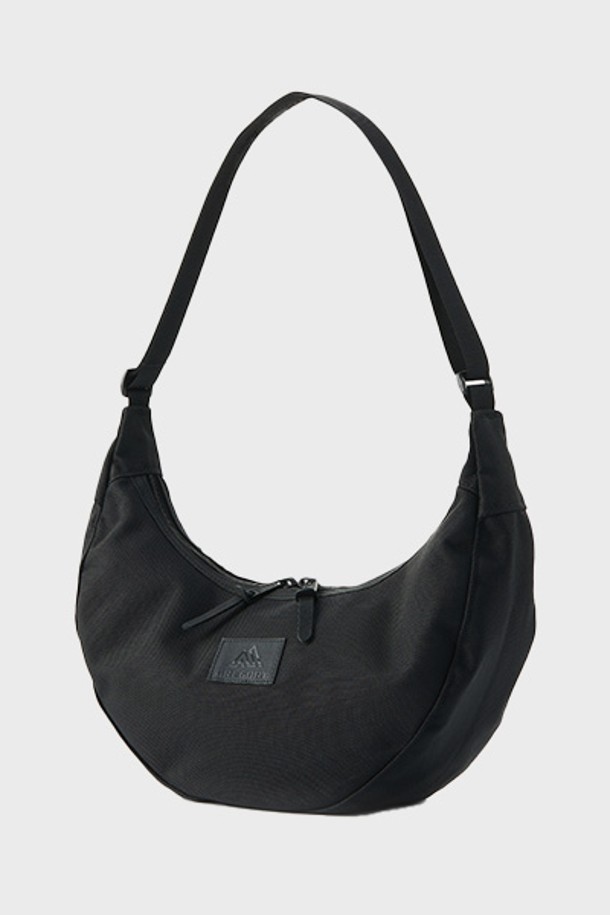 그레고리 래핑 숄더 L - BLACK BALLISTIC(08J09600)은 여성용 숄더백으로, 튼튼한 나일론 소재와 무지 블랙 컬러가 특징입니다. 라지 사이즈의 반원 형태 가방으로, 지퍼형 잠금 방식과 슬림백 스타일, 상단 더블 지퍼, 조절 가능한 숄더 스트랩을 갖춰 멀티 용도로 활용 가능합니다. 세련된 디자인과 실용성을 겸비하여 데일리룩에 포인트 아이템으로 활용하기 좋습니다.
