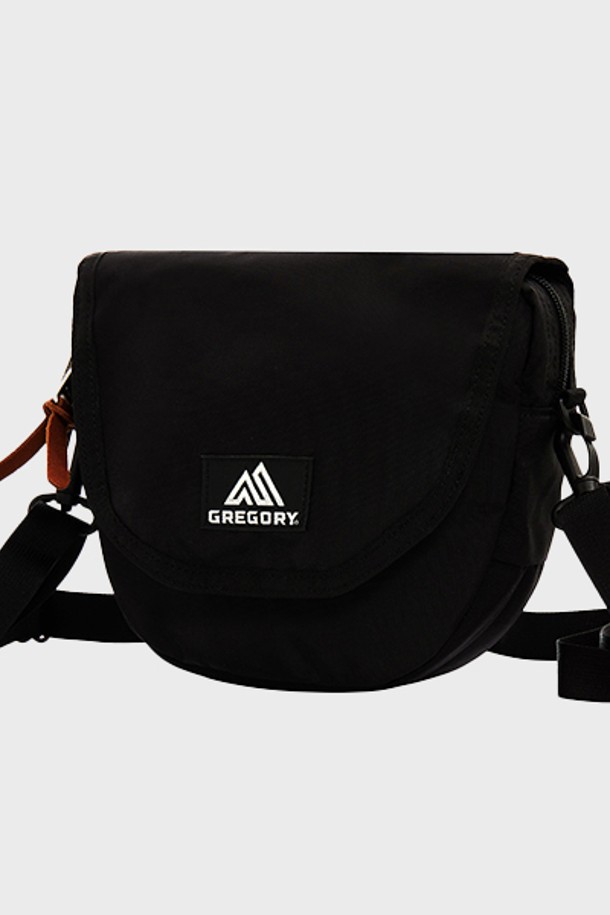 그레고리 래핑 숄더 크로스백 - 블랙 (08J29421)은 여성용 미디엄 사이즈 크로스백입니다. 블랙 컬러의 무지(無地) 디자인에 플랩과 디링 장식이 돋보이며, 나일론 소재로 제작되어 내구성이 뛰어납니다. 2.5L 용량으로 넉넉한 수납이 가능하며, 내부 포켓과 플랩형 잠금 방식으로 실용성을 더했습니다.