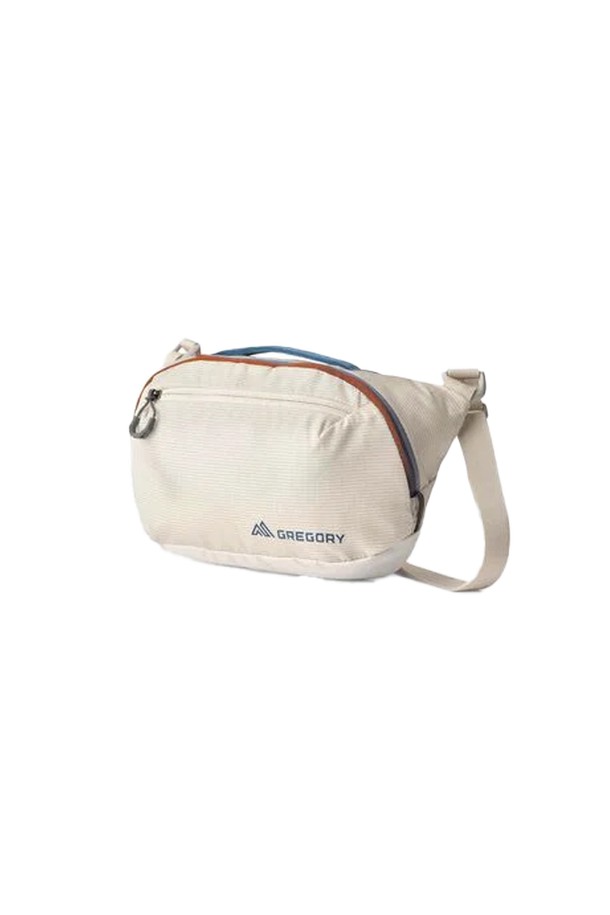 나노 숄더백 - CHALK WHITE (43J05041)는 가볍고 실용적인 남성용 미니 숄더백입니다. 산책룩, 여행룩과 같은 TPO에 맞춰 캐주얼, 미니멀, 시티보이 스타일을 연출하기 좋습니다. 부드러운 화이트 색상의 무지 디자인으로, 3.5L의 넉넉한 수납 공간을 제공하며, 크로스바디 형태로 편안하게 착용할 수 있습니다. 외부 포켓과 지퍼형 잠금 방식으로 실용성을 더했으며, 일상 및 하이킹 등 다양한 활동에 활용하기 좋은 나일론 소재의 가방입니다.
