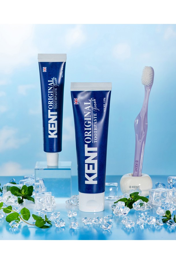 상쾌한 페퍼민트 향이 입 안 가득 퍼지는 켄트 프레쉬 치약 120g 10개입입니다. 녹차추출물, 유기농 허브추출물, 실리카 등, 5가지 주요 성분으로 구성되어 플라그 제거, 구취 예방, 충치 예방, 구강 위생, 치아 미백에 도움을 줍니다. 파라벤, 착색료, 염소화합물은 첨가하지 않았으며, ABL 튜브를 사용하여 위생적입니다. 의약외품으로, 990ppm의 불소를 함유하고 있으며 투명 그린과 불투명 화이트 색상으로, 밀폐 용기에 담아 1~30°C 실온에서 보관하십시오.

