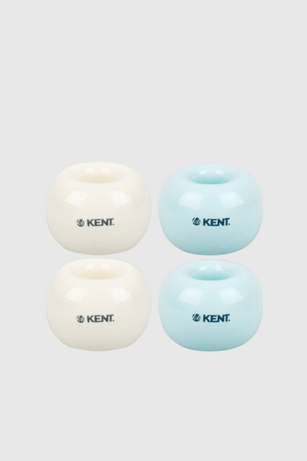 켄트 칫솔꽂이(원형) 칫솔스탠드 4개 세트는 욕실 및 사무실 공간을 더욱 깔끔하게 만들어 줄 도자기 재질의 칫솔꽂이입니다. 민트 2개, 아이보리 2개로 구성된 4개 세트로, 미니멀한 디자인과 원형 형태가 특징입니다. 고온 소성 처리로 제작되어 물때 방지에 효과적이며, 무광 마감과 안정감 있는 무게감으로 고급스러움을 더했습니다. 칫솔뿐 아니라 필기구, 꽃꽂이 등 다양한 용도로 활용 가능하며, 벽 부착 없이 위생적인 보관이 가능하여 인테리어 소품으로도 손색없습니다.
