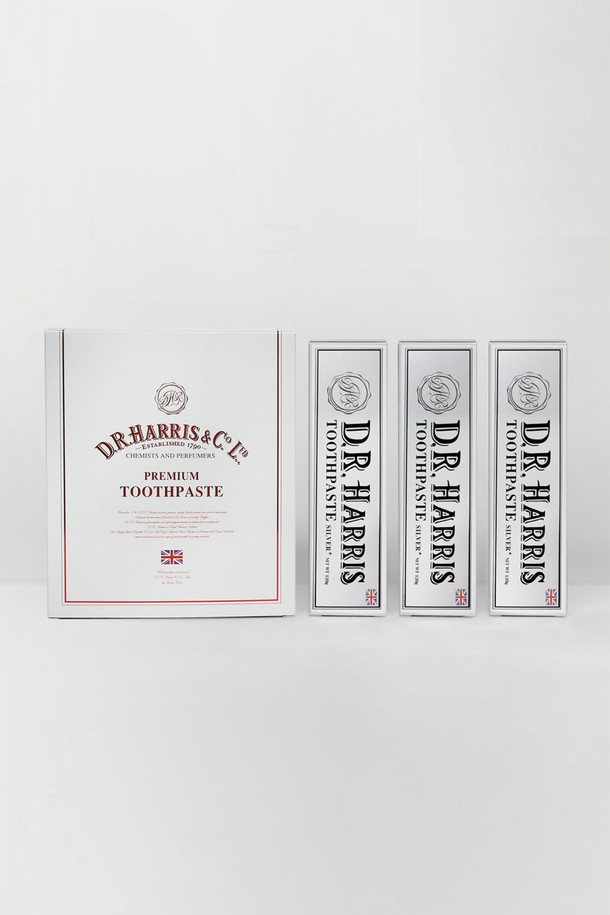 디알해리스 은치약 실속선물세트(120g 3개)는 치아 미백, 치아 강화, 구강 위생 관리에 도움을 주는 치약 세트입니다. 99.9% 은, 페퍼민트오일, 코코넛오일, 녹차추출물 등 천연 성분을 함유하여 입냄새 제거, 치주염 예방, 치태 제거에 효과적입니다. ABL 튜브 패키지로 제작되었으며, 불소 함량은 1000ppm입니다. 6세 이하 어린이는 사용 시 감독이 필요하며, 사용 후에는 충분히 헹구어 주세요. 실온(1-30°C) 보관을 권장합니다.
