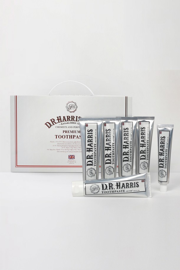 디알해리스 은치약 프리미엄 선물세트는 99.9% 순수 은(Ag+)을 함유하여 치아 미백과 구강 청결에 도움을 주는 치약 선물 세트입니다. 120g 5개와 60g 1개 구성으로, 잇몸질환 예방, 치태 제거, 항균 작용, 구취 제거 효과를 기대할 수 있습니다. 천연 페퍼민트 오일과 자일리톨, 녹차추출물 등 천연 유래 성분을 사용하여 안심하고 사용할 수 있으며, ABL 튜브 패키지로 제작되었습니다. 6세 이하 어린이는 완두콩 크기로 사용하고, 밀폐 용기에 상온(1-30°C) 보관하십시오.
