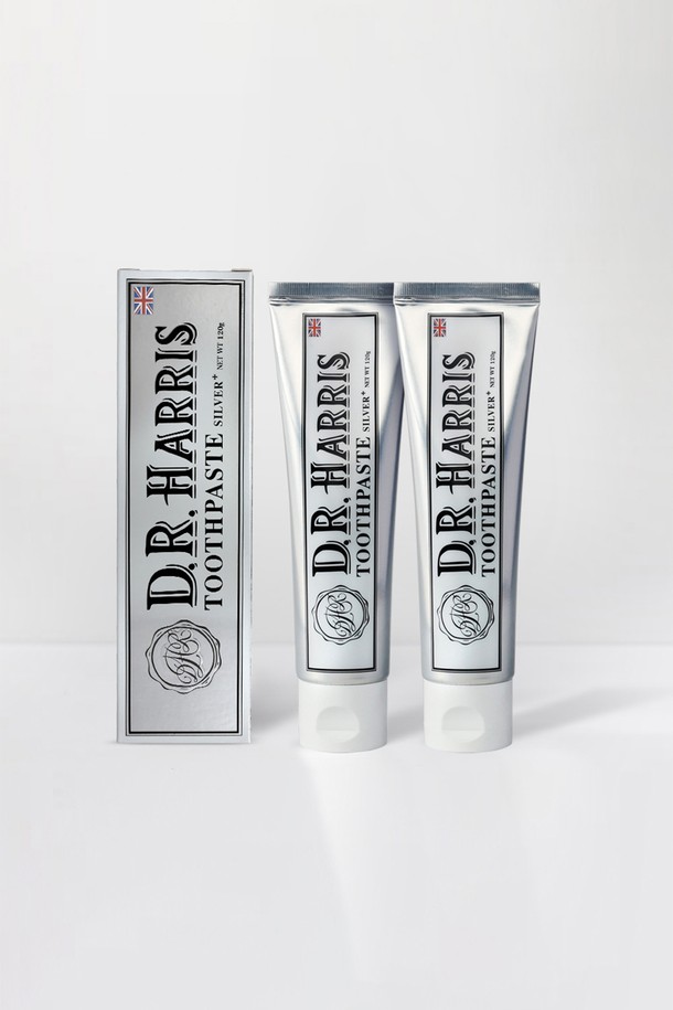 디알해리스 은치약 120g 2개는 치아 미백, 치아 강화, 구강 위생 관리에 도움을 주는 치약입니다. 주요 성분으로는 99.9% 순도의 은과 코코넛오일, 녹차추출물, 로즈마리추출물, 라벤더꽃수, 캘린듈라추출물, 카모마일추출물, 페퍼민트오일 등이 함유되어 있습니다. 이 치약은 유기농 인증, 안전성분 인증, 피부독성 제로 인증, 은 함량 인증을 획득하여 안심하고 사용할 수 있습니다. ABL 튜브 포장으로 제공되며, 입 냄새 제거, 충치 예방, 치태 제거, 잇몸 질환 예방에도 효과적입니다. 사용 시 삼키지 않도록 주의하고, 6세 이하 어린이의 경우 감독 하에 사용해야 하며, 어린이의 손이 닿지 않는 곳에 보관하십시오.
