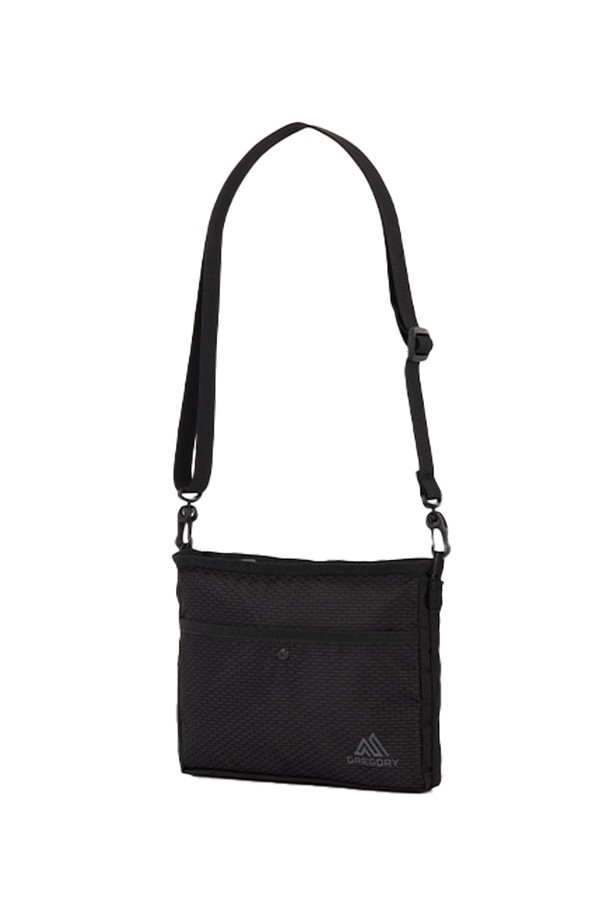 그레고리 나노 사코슈 OPTIC BLACK(43J69036)는 여성용 사각 디자인의 블랙 컬러 가방입니다. 생활 방수 기능과 사이즈 조절이 가능하며, YKK 지퍼, 백인백, 탈부착 스트랩, 외부 및 내부 포켓, 키홀더 등의 다양한 특징을 갖추었습니다. 일상과 아웃도어 활동 모두 활용 가능한 스몰 사이즈의 나일론 소재 무지 가방으로, 패딩 디자인이 적용되어 있습니다.
