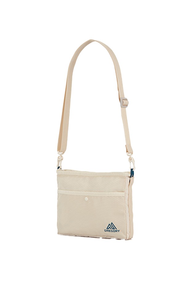 그레고리 나노 사코슈 - CHALK WHITE(43J05036)는 여성용으로, 백인백, 키홀더, 외부/내부 포켓이 각각 1개씩 있어 수납력을 높인 사각 형태의 스몰 사이즈 화이트 컬러 나일론 소재 가방입니다. 방수 기능을 갖추었으며, YKK 지퍼와 패딩 처리된 전면부, 그리고 탈부착 가능한 어깨끈으로 편의성을 더했습니다. 일상에서 가볍게 사용하기 좋은 실용적인 디자인의 사코슈입니다.
