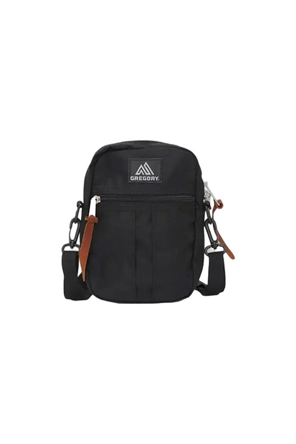 그레고리 퀵포켓 L - 블랙(08J29313)은 일상과 여행에 모두 적합한 남성용 크로스백입니다. 튼튼한 나일론 소재로 제작되었으며, 블랙 색상의 무지 디자인에 버클 장식이 포인트로 더해져 미니멀하고 시크한 스타일을 연출합니다. 가방 사이즈는 라지이며, 사이즈 조절 및 생활 방수가 가능하여 실용성을 높였습니다. 숄더 스트랩, 메인 수납공간 및 외부 포켓을 갖춰 수납력을 극대화했고, 지퍼형 잠금 방식으로 내용물을 안전하게 보호합니다. 출근룩과 여행룩에 모두 잘 어울리는 활용도 높은 아이템입니다.
