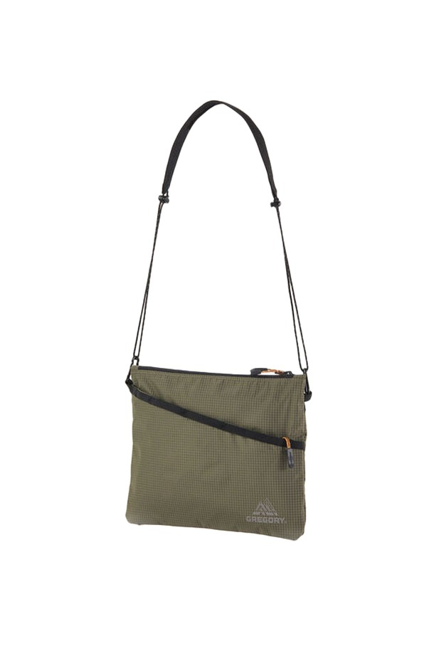 사코슈 AL - KHAKI (HQ494008) 크로스백은 산책룩, 여행룩에 어울리는 캐주얼, 미니멀, 시티보이 스타일의 남성용 가방입니다. 카키 컬러의 무지 디자인으로, 다양한 스타일에 매치하기 용이합니다. 가볍고 편안하게 착용할 수 있어 데일리백으로 활용하기 좋습니다. 심플한 디자인으로 유행을 타지 않고 오랫동안 사용할 수 있습니다.
