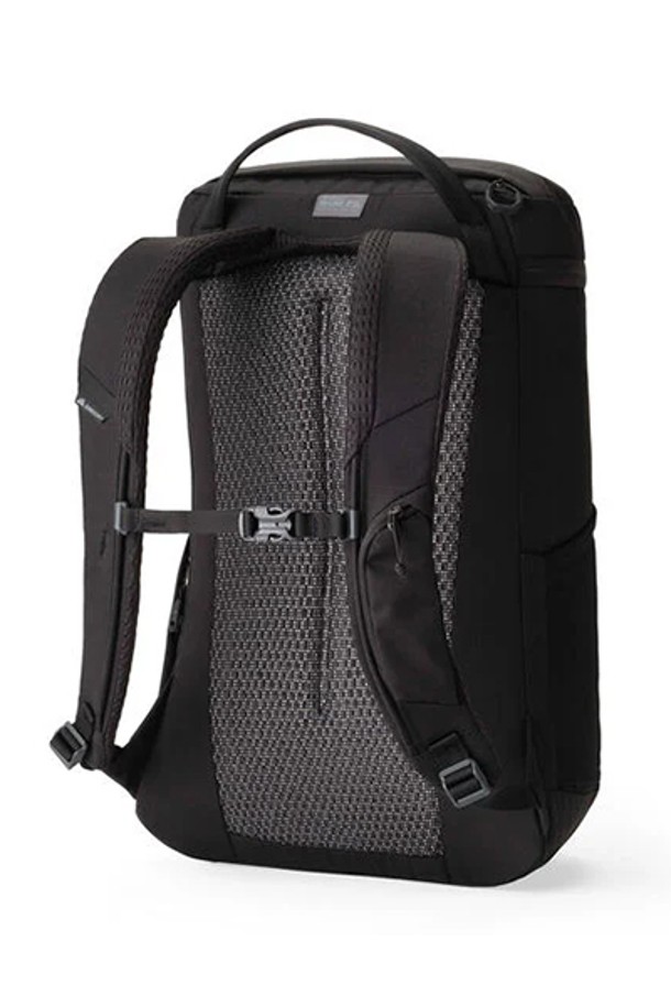 그레고리 룬 25 백팩 (TECHNO GRANITE, 40J38016)은 일상, 직장, 학교, 운동 등 다양한 용도로 활용 가능한 백팩입니다. 테크노 그레이 컬러의 무지 디자인으로, 스포티하면서도 캐주얼한 스타일을 연출합니다. 넉넉한 수납공간과 더불어 노트북 및 태블릿 수납이 가능하며, 통기성이 우수하여 쾌적한 착용감을 제공합니다. 조절 가능한 가슴 스트랩과 하네스 포켓은 편안한 착용감을 더하고, 반사식 어태치먼트 루프와 파딩 처리된 핸들은 디자인적 특징을 더합니다. 리사이클 원단을 사용하여 제작되었으며, 지퍼형 잠금 방식으로 내용물을 안전하게 보호합니다.
