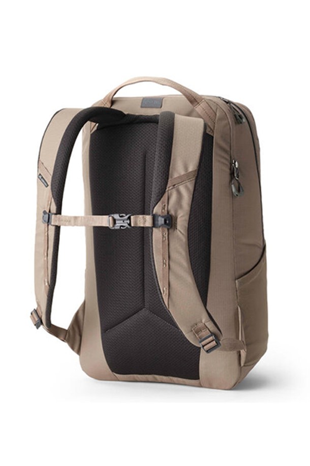 그레고리 레트나 28 백팩 - MIRAGE TAN(40J03019)은 남성용 백팩으로, 일상 및 아웃도어 활동에 적합한 디자인입니다. 듀얼레이어 핸들과 에어메쉬 패딩으로 편안함을 더하고, 노트북 및 태블릿 수납이 가능하며 생활 방수 기능과 경량 설계로 실용성을 높였습니다. 미니멀, 캐주얼, 고프코어 스타일을 아우르며, 하이덴시티 폼 백패널, 탈부착 체스트 스트랩, 내부 메쉬 포켓 등 다양한 기능으로 여행 시에도 훌륭한 선택이 될 것입니다.
