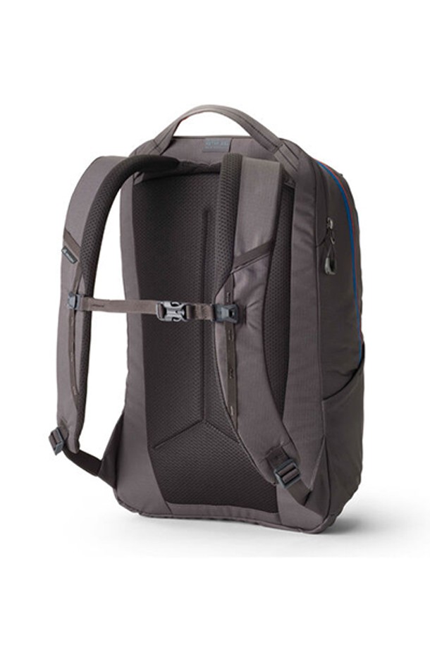 그레고리 레트나 25 백팩은 25L 용량의 미디엄 사이즈 백팩으로, Agate Grey 색상의 무지 디자인이 특징입니다. 폴리에스테르 소재로 제작되었으며, 노트북 및 태블릿 수납이 가능하며, 통기성을 고려한 디자인으로 제작되었습니다. 사각 형태의 가방으로, 고밀도 폼 백패널, 에어메쉬 패딩 숄더 하네스, 탈부착 가능한 가슴 스트랩, 상단 지퍼 포켓, 측면 물병 포켓 등 다양한 기능과 편의성을 제공하여 일상 및 하이킹, 출근룩에 적합합니다.
