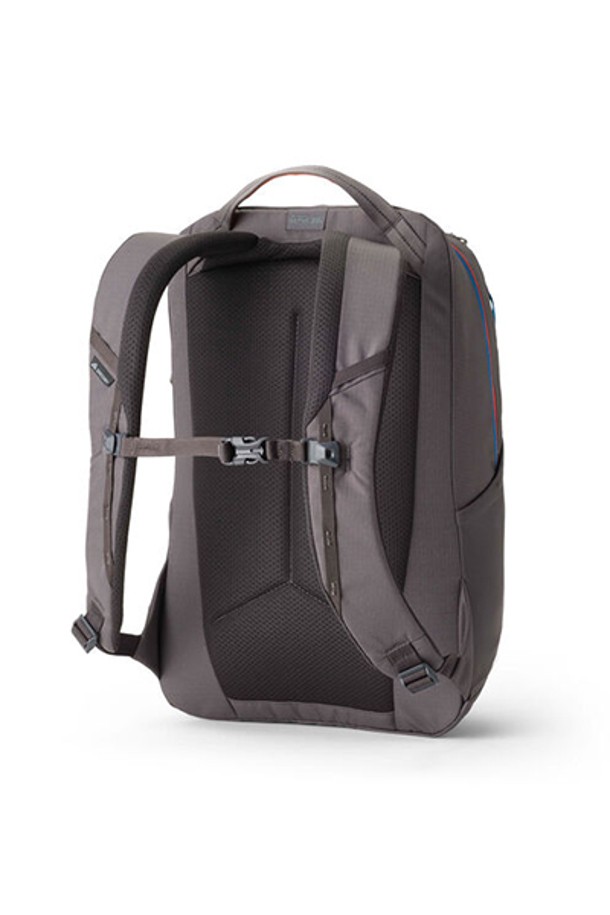 그레고리 레트나 20 백팩은 20L 용량의 미디엄 사이즈 백팩으로, 아웃도어 활동과 일상, 여행룩에 모두 적합한 디자인입니다. 폴리에스테르 소재의 무지 디자인에 Agate Grey 색상이 적용되었으며, 노트북 및 태블릿 수납, 에어메쉬 패딩, 다양한 포켓 등 실용적인 기능성을 갖추었습니다. 제거 가능한 가슴 스트랩, 고밀도 폼 백패널, 2레이어 상단부 손잡이, 펜 보관 슬롯 등 편리한 사용을 위한 세심한 디테일이 돋보입니다.
