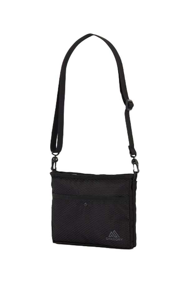 그레고리 나노 사코슈 OPTIC BLACK(43J69036)는 여성용 사각 디자인의 블랙 컬러 가방입니다. 생활 방수 기능과 사이즈 조절이 가능하며, YKK 지퍼, 백인백, 탈부착 스트랩, 외부 및 내부 포켓, 키홀더 등의 다양한 특징을 갖추었습니다. 일상과 아웃도어 활동 모두 활용 가능한 스몰 사이즈의 나일론 소재 무지 가방으로, 패딩 디자인이 적용되어 있습니다.
