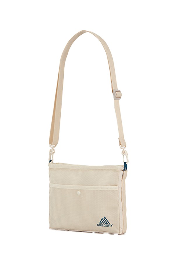 그레고리 나노 사코슈 - CHALK WHITE(43J05036)는 여성용으로, 백인백, 키홀더, 외부/내부 포켓이 각각 1개씩 있어 수납력을 높인 사각 형태의 스몰 사이즈 화이트 컬러 나일론 소재 가방입니다. 방수 기능을 갖추었으며, YKK 지퍼와 패딩 처리된 전면부, 그리고 탈부착 가능한 어깨끈으로 편의성을 더했습니다. 일상에서 가볍게 사용하기 좋은 실용적인 디자인의 사코슈입니다.
