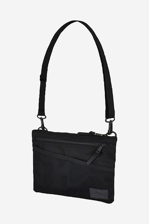 그레고리(Gregory) 사코슈M - 블랙발리스틱(07J09163)는 미니멀, 클래식, 캐주얼 스타일을 추구하는 여성들을 위한 가방입니다. 일상과 여행에 적합하며, 발리스틱 나일론 소재로 제작되어 가볍고 튼튼합니다. 블랙 컬러에 로고 패턴이 돋보이며, 메쉬 포켓이 있어 수납의 편의성을 더했습니다. 사각 형태의 미디엄 사이즈 가방으로, 스냅 버튼 잠금 방식과 핸들/스트랩이 포함되어 있습니다. 여행룩, 휴가룩에 잘 어울리는 실용적인 아이템입니다.
