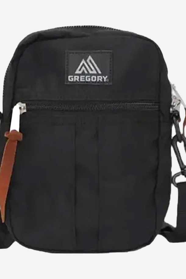 그레고리 퀵포켓 L - 블랙(08J29313)은 일상과 여행에 모두 적합한 남성용 크로스백입니다. 튼튼한 나일론 소재로 제작되었으며, 블랙 색상의 무지 디자인에 버클 장식이 포인트로 더해져 미니멀하고 시크한 스타일을 연출합니다. 가방 사이즈는 라지이며, 사이즈 조절 및 생활 방수가 가능하여 실용성을 높였습니다. 숄더 스트랩, 메인 수납공간 및 외부 포켓을 갖춰 수납력을 극대화했고, 지퍼형 잠금 방식으로 내용물을 안전하게 보호합니다. 출근룩과 여행룩에 모두 잘 어울리는 활용도 높은 아이템입니다.
