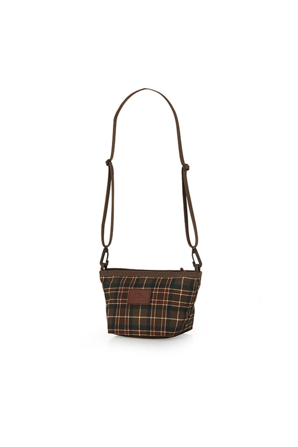 이지숄더 크로스백 - WOODLAND PLAID (08JT2460) 3L는 여성용 미디엄 사이즈 크로스백입니다. 나일론 소재에 우드랜드 플레이드 체크 패턴으로 디자인되었으며, 가죽 지퍼풀 장식이 포인트입니다. 내부 메쉬 포켓으로 수납력을 높였으며, 2.5L 볼륨의 넉넉한 수납공간을 제공합니다. 클래식하고 미니멀한 디자인으로 동네 마실룩이나 여행룩에 활용하기 좋습니다. 크로스 및 숄더 스타일로 편안하게 착용 가능하며, 일상생활에 적합한 가방입니다.
