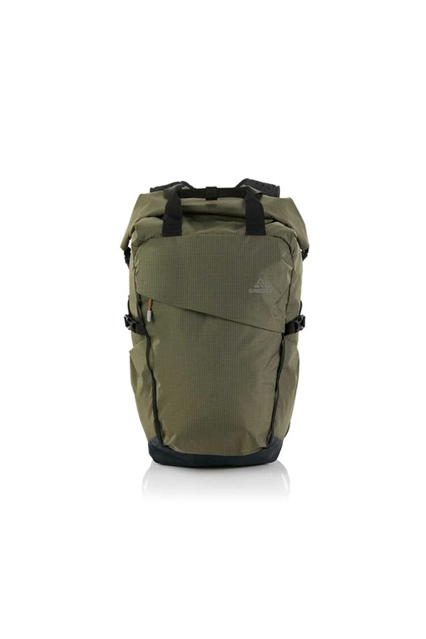 콘도르 24 V2 AL - 카키 백팩 (HQ494019)는 가볍고 실용적인 백팩을 찾는 남성들을 위한 제품입니다. 24L의 넉넉한 수납공간과 0.68kg의 가벼운 무게로, 여행, 출근, 캠핑 등 다양한 TPO에 활용할 수 있습니다. 립스탑 나일론 소재를 사용하여 내구성을 높였으며, 전면부 포켓, 사이드 포켓, 내부 서류 슬리브 등 실용적인 기능들을 갖추고 있습니다. 미니멀하고 캐주얼한 디자인으로 시티 보이 스타일을 연출하기에도 좋습니다. 롤탑 잠금 방식으로 내용물을 안전하게 보호합니다.
