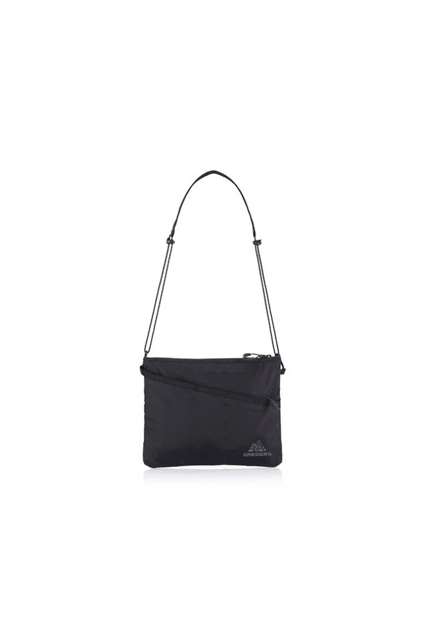 사코슈 AL - ZOOM BLACK 크로스백 (HQ439008)은 남성을 위한 심플한 디자인의 블랙 컬러 크로스백입니다. 나일론 소재로 제작되어 튼튼하며, 사각 모양에 지퍼형 잠금 방식으로 내용물을 안전하게 보관할 수 있습니다. 스몰 사이즈로 출근룩이나 비즈니스 캐주얼에 잘 어울리며, 미니멀, 시크, 캐주얼 스타일을 연출하기 좋습니다. 크로스백 스트랩이 있어 편안하게 멜 수 있으며, 일상생활에서 유용하게 사용 가능한 아이템입니다.
