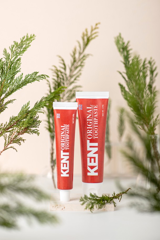 켄트 오리지널 치약_청량한 피톤치드향 120g 3개입입니다. 상쾌한 숲속을 연상시키는 피톤치드 민트향이 특징이며, 플라그 제거, 구취 예방, 충치 예방 및 구강 위생에 도움을 줍니다. 주요 성분으로는 이산화규소, 모노플루오로인산나트륨, 녹차추출물 등이 함유되어 있습니다. 매운맛이 없어 남녀노소 누구나 부담없이 사용할 수 있으며, 품질 보존을 위해 ABL 튜브 포장으로 제작되었습니다. 120g 용량으로 넉넉하게 사용 가능하며, 적당량을 칫솔에 묻혀 사용하고 사용 후에는 물로 깨끗하게 헹구어 주세요.
