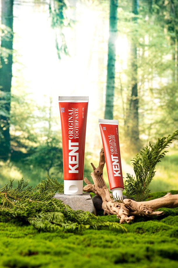 켄트 오리지널 치약_청량한 피톤치드향 120g 6개입입니다. 플라그 제거, 구취 예방, 충치 예방, 구강 위생, 미백 효과에 도움을 주는 치약입니다. 이산화규소, 모노플루오로인산나트륨, 글리세린, 녹차추출물, 자일리톨 등의 성분을 함유하고 있으며, 투명 그린 색상에 상쾌한 피톤치드 민트향을 느낄 수 있습니다. 파라벤과 트리클로산 무첨가로 안심하고 사용할 수 있으며, 비자극성 민트향과 ABL 튜브를 사용했습니다. 120g 용량의 치약 6개가 한 세트로 구성되어 있으며, 상온(1-30°C)에서 보관하십시오.
