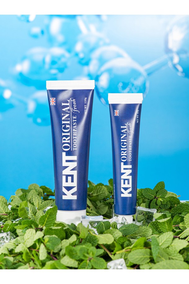 상쾌한 페퍼민트 향이 입 안 가득 시원함을 선사하는 켄트 프레쉬 치약 120g 3개입입니다. 녹차, 카모마일, 로즈마리, 카렌듈라 추출물이 함유되어 치아 건강에 도움을 줍니다. 치태 제거, 구취 제거, 충치 예방, 구강 청결 유지, 치아 미백 유지에 효과적입니다. 빛과 수분을 차단하는 ABL 튜브를 사용하여 치약의 품질을 안정적으로 유지하며, 의약외품으로 안심하고 사용할 수 있습니다. 실온(1~30°C)에서 기밀 용기에 보관하십시오.
