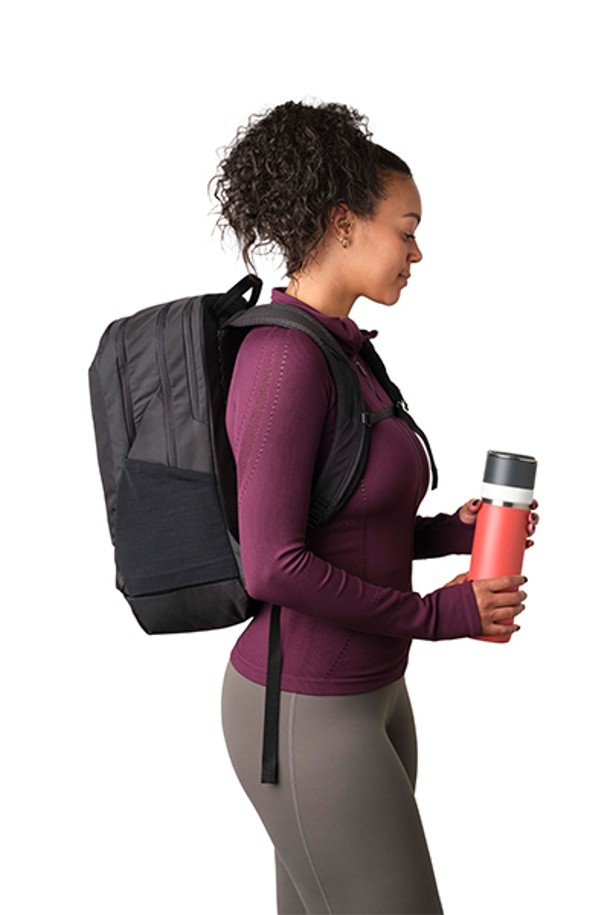 그레고리 룬 28 백팩 - 카본 블랙(40J29020)은 일상, 여행, 하이킹에 적합한 남성용 백팩입니다. 28L의 넉넉한 사이즈로, 노트북 수납이 가능하며, 등판 통기성과 체스트 스트랩, 패딩 핸들, 반사 소재를 갖춰 편안함과 안전성을 높였습니다. 경량 폴리에스테르 및 나일론 소재를 사용하여 내구성을 더했으며, 지퍼형 잠금 방식으로 내용물을 안전하게 보호합니다. 무지 디자인의 사각 형태에 미니멀, 캐주얼, 고프코어 스타일을 연출하기 좋으며, 재활용 소재를 사용하여 환경까지 생각했습니다.
