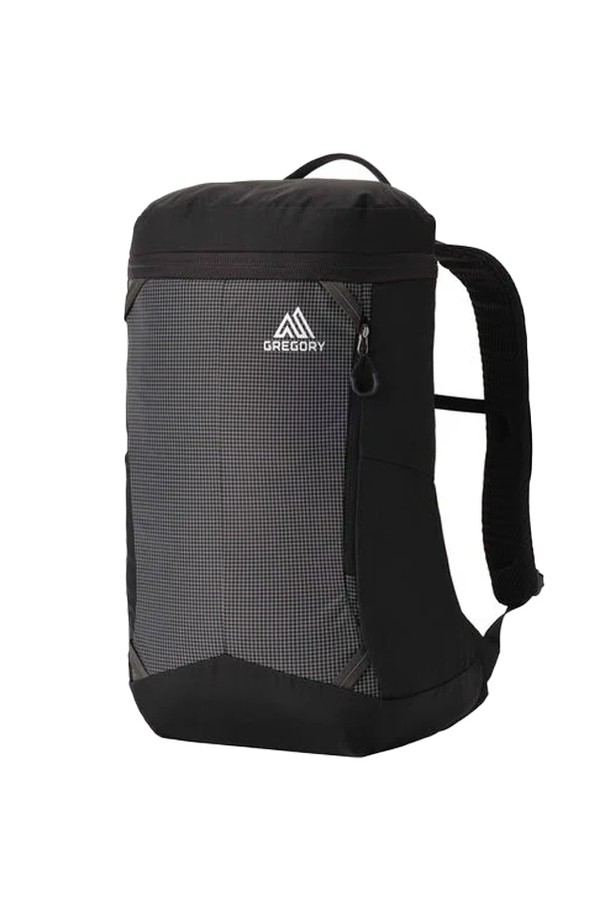 그레고리 룬 25 백팩 (TECHNO GRANITE, 40J38016)은 일상, 직장, 학교, 운동 등 다양한 용도로 활용 가능한 백팩입니다. 테크노 그레이 컬러의 무지 디자인으로, 스포티하면서도 캐주얼한 스타일을 연출합니다. 넉넉한 수납공간과 더불어 노트북 및 태블릿 수납이 가능하며, 통기성이 우수하여 쾌적한 착용감을 제공합니다. 조절 가능한 가슴 스트랩과 하네스 포켓은 편안한 착용감을 더하고, 반사식 어태치먼트 루프와 파딩 처리된 핸들은 디자인적 특징을 더합니다. 리사이클 원단을 사용하여 제작되었으며, 지퍼형 잠금 방식으로 내용물을 안전하게 보호합니다.
