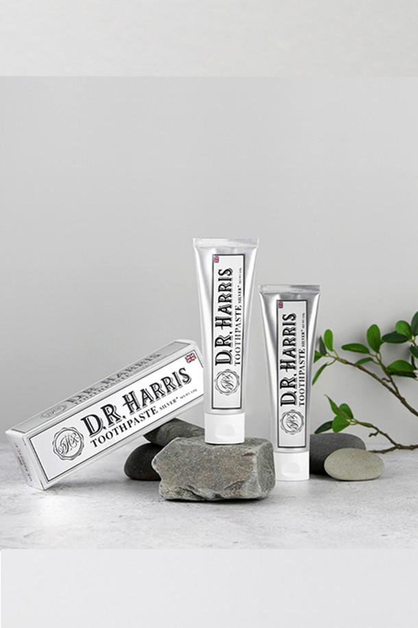 디알해리스 은치약 120g 2개는 치아 미백, 치아 강화, 구강 위생 관리에 도움을 주는 치약입니다. 주요 성분으로는 99.9% 순도의 은과 코코넛오일, 녹차추출물, 로즈마리추출물, 라벤더꽃수, 캘린듈라추출물, 카모마일추출물, 페퍼민트오일 등이 함유되어 있습니다. 이 치약은 유기농 인증, 안전성분 인증, 피부독성 제로 인증, 은 함량 인증을 획득하여 안심하고 사용할 수 있습니다. ABL 튜브 포장으로 제공되며, 입 냄새 제거, 충치 예방, 치태 제거, 잇몸 질환 예방에도 효과적입니다. 사용 시 삼키지 않도록 주의하고, 6세 이하 어린이의 경우 감독 하에 사용해야 하며, 어린이의 손이 닿지 않는 곳에 보관하십시오.
