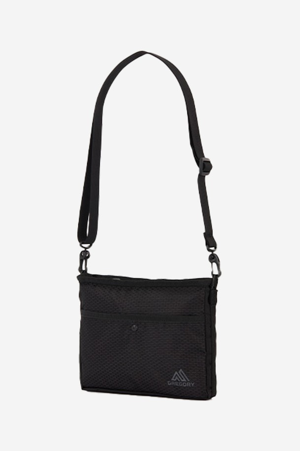 그레고리 나노 사코슈 OPTIC BLACK(43J69036)는 여성용 사각 디자인의 블랙 컬러 가방입니다. 생활 방수 기능과 사이즈 조절이 가능하며, YKK 지퍼, 백인백, 탈부착 스트랩, 외부 및 내부 포켓, 키홀더 등의 다양한 특징을 갖추었습니다. 일상과 아웃도어 활동 모두 활용 가능한 스몰 사이즈의 나일론 소재 무지 가방으로, 패딩 디자인이 적용되어 있습니다.
