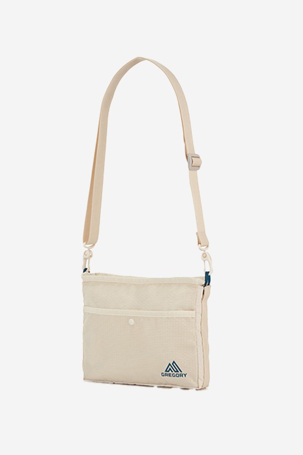 그레고리 나노 사코슈 - CHALK WHITE(43J05036)는 여성용으로, 백인백, 키홀더, 외부/내부 포켓이 각각 1개씩 있어 수납력을 높인 사각 형태의 스몰 사이즈 화이트 컬러 나일론 소재 가방입니다. 방수 기능을 갖추었으며, YKK 지퍼와 패딩 처리된 전면부, 그리고 탈부착 가능한 어깨끈으로 편의성을 더했습니다. 일상에서 가볍게 사용하기 좋은 실용적인 디자인의 사코슈입니다.
