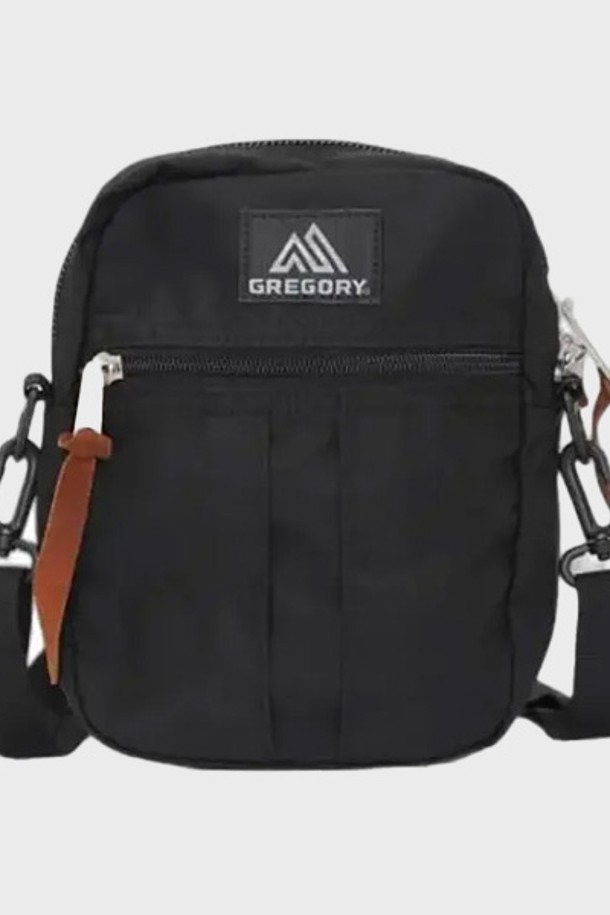 그레고리 퀵포켓 L - 블랙(08J29313)은 일상과 여행에 모두 적합한 남성용 크로스백입니다. 튼튼한 나일론 소재로 제작되었으며, 블랙 색상의 무지 디자인에 버클 장식이 포인트로 더해져 미니멀하고 시크한 스타일을 연출합니다. 가방 사이즈는 라지이며, 사이즈 조절 및 생활 방수가 가능하여 실용성을 높였습니다. 숄더 스트랩, 메인 수납공간 및 외부 포켓을 갖춰 수납력을 극대화했고, 지퍼형 잠금 방식으로 내용물을 안전하게 보호합니다. 출근룩과 여행룩에 모두 잘 어울리는 활용도 높은 아이템입니다.
