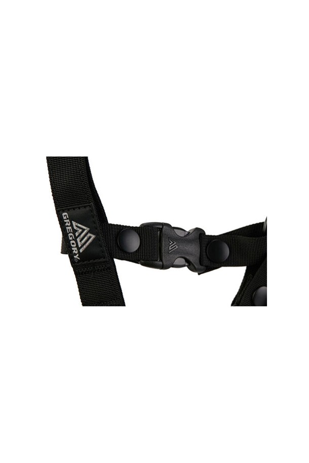 블랙 로고가 돋보이는 핸드폰 스트랩 (07JE8277)입니다. 여성 고객을 위한 미니 사이즈의 사각 가방으로, 나일론 소재로 제작되어 튼튼합니다. 25mm 조절 가능한 스트랩과 지퍼형 잠금 방식으로 편리하게 사용할 수 있으며, 동전 및 소품 수납이 가능한 지퍼 포켓이 있어 실용적입니다. 데이트룩, 쇼핑룩, 카페룩 등 다양한 TPO에 어울리는 클래식, 미니멀, 캐주얼 스타일을 연출할 수 있습니다. 액세서리 연결이 가능하며, 클래식 라인 디자인으로 세련된 느낌을 더합니다.
