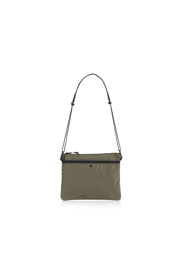 사코슈 AL - KHAKI (HQ494008) 크로스백은 산책룩, 여행룩에 어울리는 캐주얼, 미니멀, 시티보이 스타일의 남성용 가방입니다. 카키 컬러의 무지 디자인으로, 다양한 스타일에 매치하기 용이합니다. 가볍고 편안하게 착용할 수 있어 데일리백으로 활용하기 좋습니다. 심플한 디자인으로 유행을 타지 않고 오랫동안 사용할 수 있습니다.
