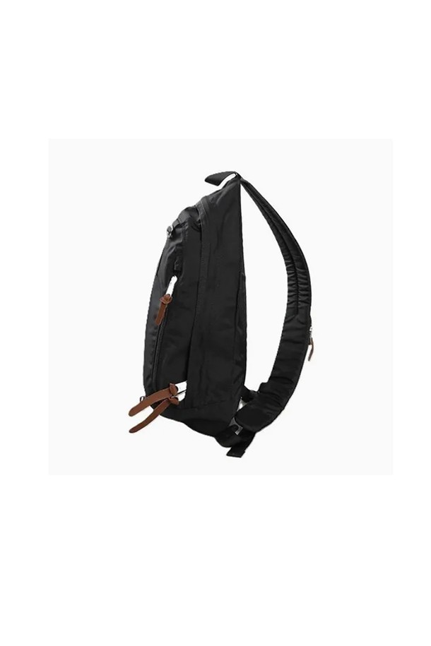 스핀슬링 V2 - 블랙 (08J29571)는 남성용 슬링백입니다. 여행, 산책, 비즈니스 캐주얼 스타일에 적합하며 미니멀, 시크, 캐주얼 스타일을 연출할 수 있습니다. 무지 패턴의 블랙 컬러로 어떤 옷차림에도 잘 어울립니다. 심플한 디자인으로 다양한 TPO에 활용 가능하며, 데일리 아이템으로 손색없습니다. 세련된 블랙 색상이 특징인 슬링백입니다.
