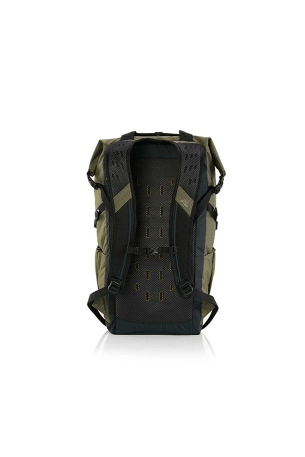 콘도르 24 V2 AL - 카키 백팩 (HQ494019)는 가볍고 실용적인 백팩을 찾는 남성들을 위한 제품입니다. 24L의 넉넉한 수납공간과 0.68kg의 가벼운 무게로, 여행, 출근, 캠핑 등 다양한 TPO에 활용할 수 있습니다. 립스탑 나일론 소재를 사용하여 내구성을 높였으며, 전면부 포켓, 사이드 포켓, 내부 서류 슬리브 등 실용적인 기능들을 갖추고 있습니다. 미니멀하고 캐주얼한 디자인으로 시티 보이 스타일을 연출하기에도 좋습니다. 롤탑 잠금 방식으로 내용물을 안전하게 보호합니다.
