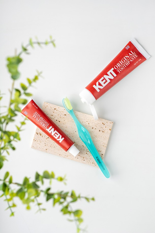 켄트 오리지널 치약_청량한 피톤치드향 120g 3개입입니다. 상쾌한 숲속을 연상시키는 피톤치드 민트향이 특징이며, 플라그 제거, 구취 예방, 충치 예방 및 구강 위생에 도움을 줍니다. 주요 성분으로는 이산화규소, 모노플루오로인산나트륨, 녹차추출물 등이 함유되어 있습니다. 매운맛이 없어 남녀노소 누구나 부담없이 사용할 수 있으며, 품질 보존을 위해 ABL 튜브 포장으로 제작되었습니다. 120g 용량으로 넉넉하게 사용 가능하며, 적당량을 칫솔에 묻혀 사용하고 사용 후에는 물로 깨끗하게 헹구어 주세요.
