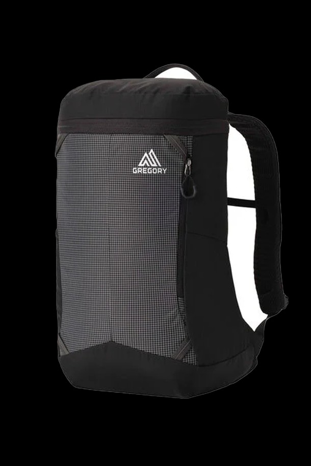 그레고리 룬 25 백팩 (TECHNO GRANITE, 40J38016)은 일상, 직장, 학교, 운동 등 다양한 용도로 활용 가능한 백팩입니다. 테크노 그레이 컬러의 무지 디자인으로, 스포티하면서도 캐주얼한 스타일을 연출합니다. 넉넉한 수납공간과 더불어 노트북 및 태블릿 수납이 가능하며, 통기성이 우수하여 쾌적한 착용감을 제공합니다. 조절 가능한 가슴 스트랩과 하네스 포켓은 편안한 착용감을 더하고, 반사식 어태치먼트 루프와 파딩 처리된 핸들은 디자인적 특징을 더합니다. 리사이클 원단을 사용하여 제작되었으며, 지퍼형 잠금 방식으로 내용물을 안전하게 보호합니다.
