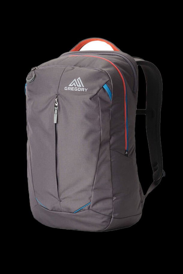 그레고리 레트나 25 백팩은 25L 용량의 미디엄 사이즈 백팩으로, Agate Grey 색상의 무지 디자인이 특징입니다. 폴리에스테르 소재로 제작되었으며, 노트북 및 태블릿 수납이 가능하며, 통기성을 고려한 디자인으로 제작되었습니다. 사각 형태의 가방으로, 고밀도 폼 백패널, 에어메쉬 패딩 숄더 하네스, 탈부착 가능한 가슴 스트랩, 상단 지퍼 포켓, 측면 물병 포켓 등 다양한 기능과 편의성을 제공하여 일상 및 하이킹, 출근룩에 적합합니다.
