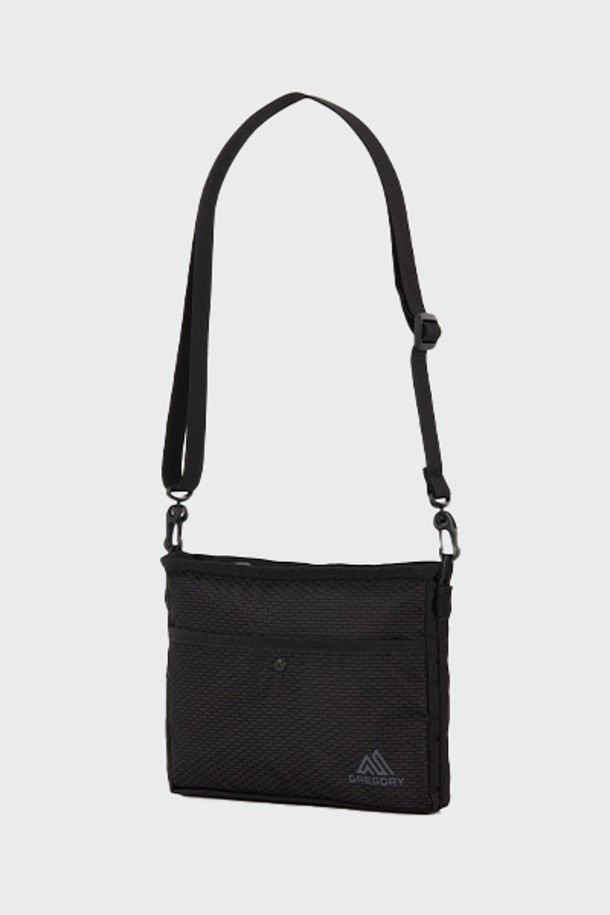 그레고리 나노 사코슈 OPTIC BLACK(43J69036)는 여성용 사각 디자인의 블랙 컬러 가방입니다. 생활 방수 기능과 사이즈 조절이 가능하며, YKK 지퍼, 백인백, 탈부착 스트랩, 외부 및 내부 포켓, 키홀더 등의 다양한 특징을 갖추었습니다. 일상과 아웃도어 활동 모두 활용 가능한 스몰 사이즈의 나일론 소재 무지 가방으로, 패딩 디자인이 적용되어 있습니다.
