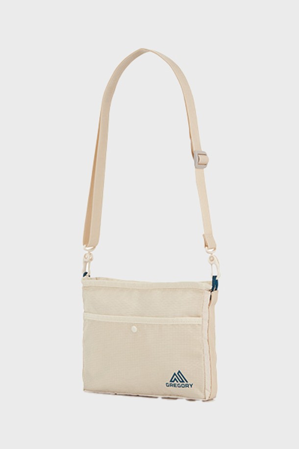 그레고리 나노 사코슈 - CHALK WHITE(43J05036)는 여성용으로, 백인백, 키홀더, 외부/내부 포켓이 각각 1개씩 있어 수납력을 높인 사각 형태의 스몰 사이즈 화이트 컬러 나일론 소재 가방입니다. 방수 기능을 갖추었으며, YKK 지퍼와 패딩 처리된 전면부, 그리고 탈부착 가능한 어깨끈으로 편의성을 더했습니다. 일상에서 가볍게 사용하기 좋은 실용적인 디자인의 사코슈입니다.
