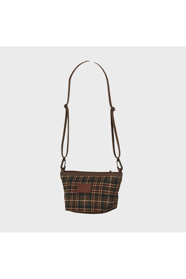 이지숄더 크로스백 - WOODLAND PLAID (08JT2460) 3L는 여성용 미디엄 사이즈 크로스백입니다. 나일론 소재에 우드랜드 플레이드 체크 패턴으로 디자인되었으며, 가죽 지퍼풀 장식이 포인트입니다. 내부 메쉬 포켓으로 수납력을 높였으며, 2.5L 볼륨의 넉넉한 수납공간을 제공합니다. 클래식하고 미니멀한 디자인으로 동네 마실룩이나 여행룩에 활용하기 좋습니다. 크로스 및 숄더 스타일로 편안하게 착용 가능하며, 일상생활에 적합한 가방입니다.
